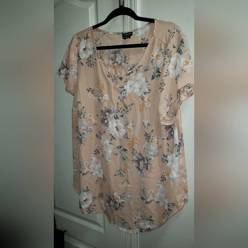 Torrid Georgette Peach Floral Chiffon Keyhole Detail Top 1X EUC